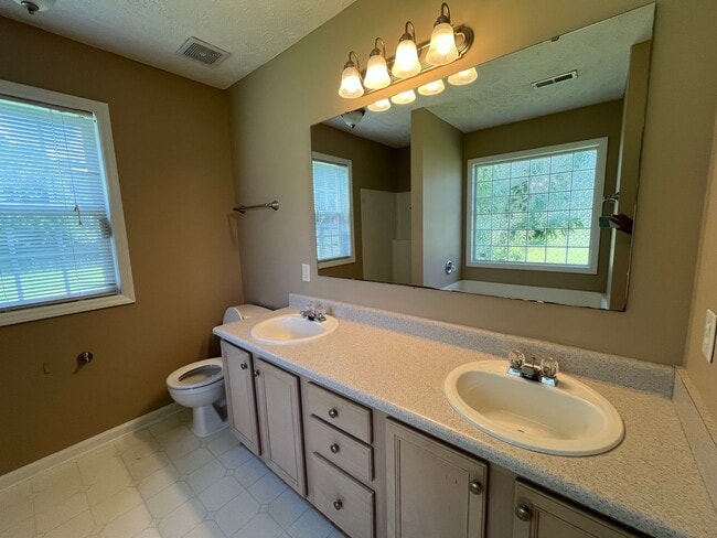 Building Photo - 3 Bed, 2 Bath Home on Corner Lot in Raeford