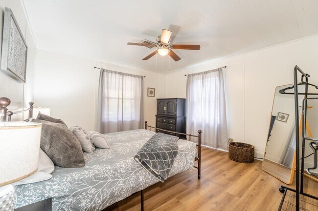 Building Photo - 614 E Brushy Valley Dr