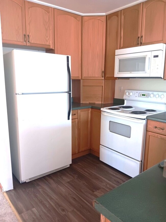 Building Photo - WEST SIDE - SPACIOUS TWO STORY 3 BED/2.5 BATH DUPLEX!