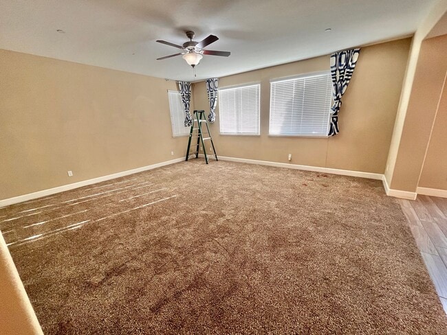 Building Photo - Beautiful 5 bed 3 1/2 bath with SOLAR! Great location!