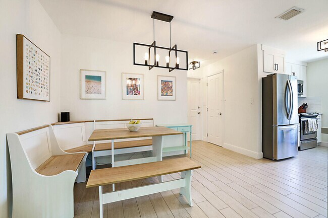 Building Photo - 711 NW 7th Dr