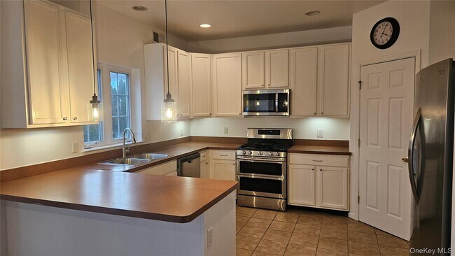 Building Photo - 2719 Colonial Dr