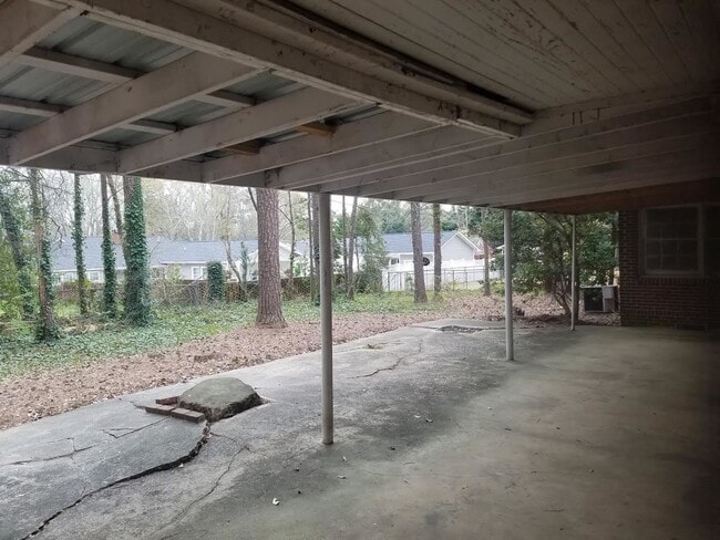 Building Photo - City Living!!