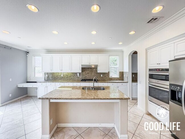 Building Photo - 3896 Lake Cir Dr