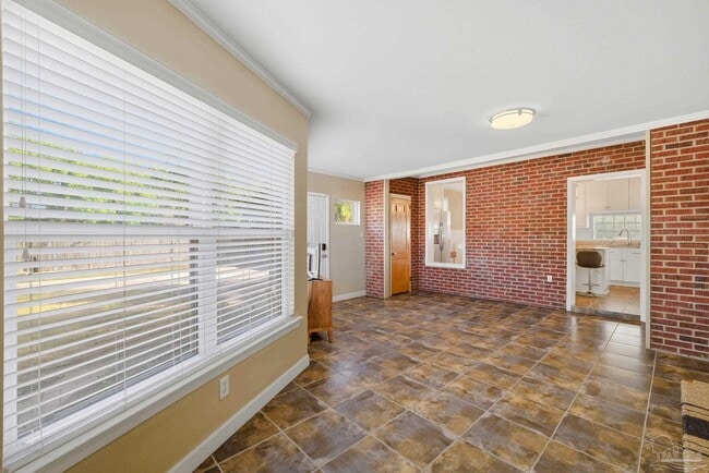 Building Photo - 1618 W Garden St