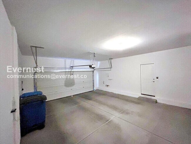 Building Photo - 3 Bed, 2 Bath Home with Fenced Yard & Garage / Available Now!