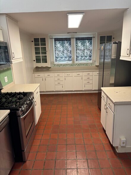 Kitchen 1 - 437 W Magnolia Ave