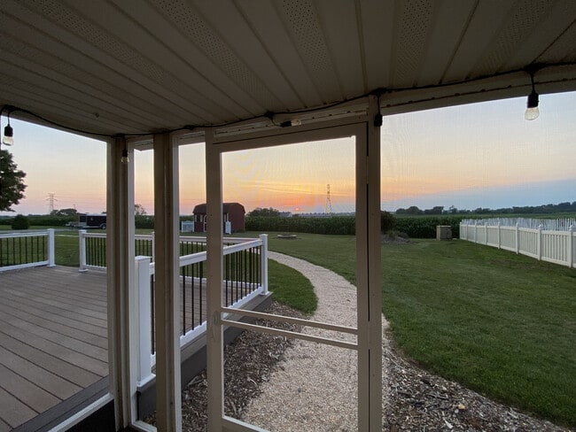 Building Photo - 2151 Thoroughbred Ln