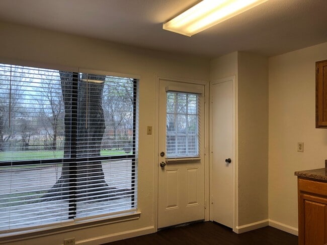 Building Photo - 208 E Denton Dr