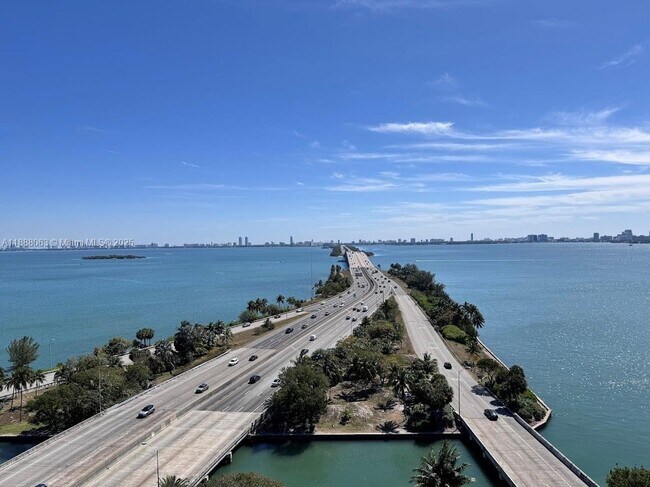 Building Photo - 601 NE 36th St