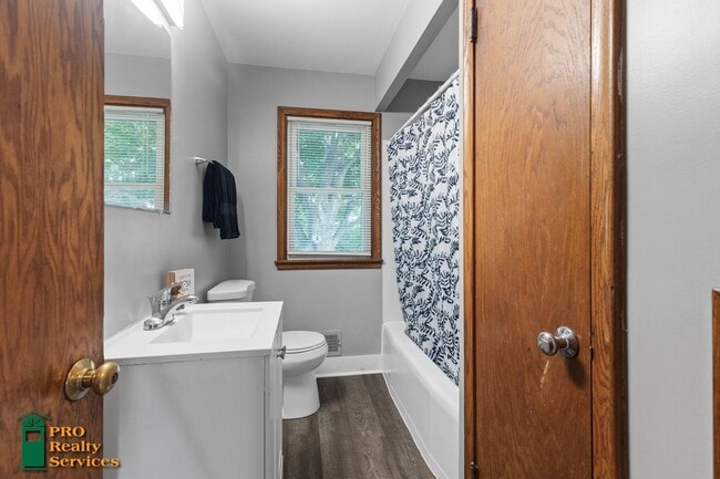 Building Photo - 2 Bedroom Home in Maplewood