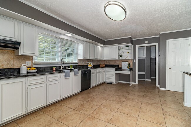 Building Photo - Beautiful and Updated 5 Bedroom Home