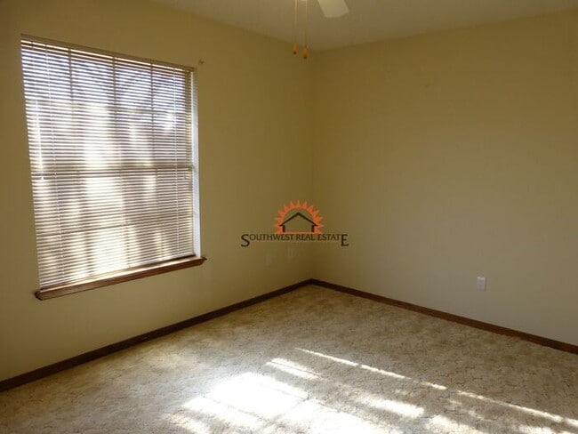 Building Photo - Spacious 4 bedroom 2 bath brick home