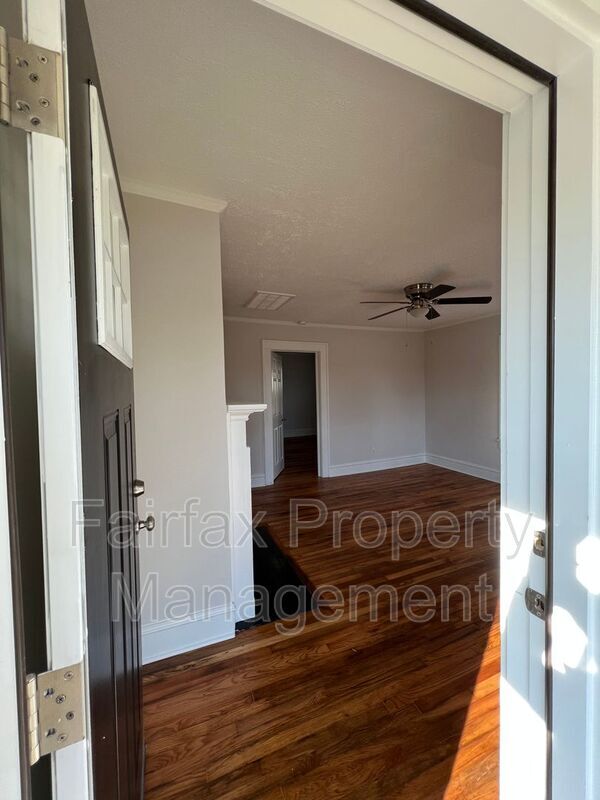 Building Photo - 102 W Summit Ave