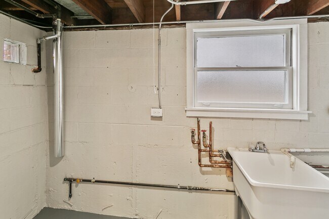 Building Photo - 172 Strieff Ave