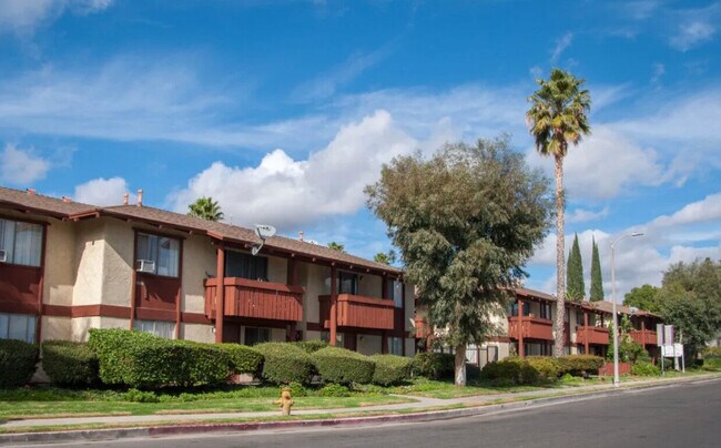 Building Photo - Tara Woods Garden Apartments