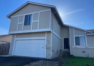 Building Photo - Spacious 3 Bed/2 Bath Duplex~ PG&E & Water...