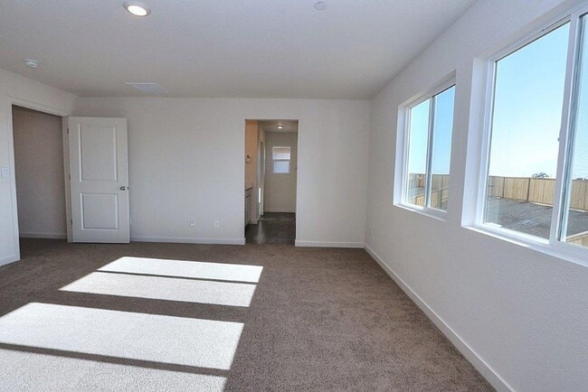 Building Photo - Beautiful Lincoln Home Available in May!