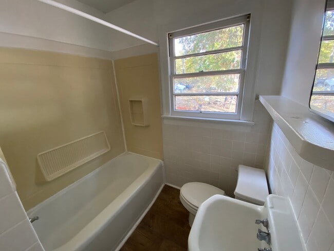 Building Photo - 3 Bedrooms, 1 Bathroom - Home in West Rome!