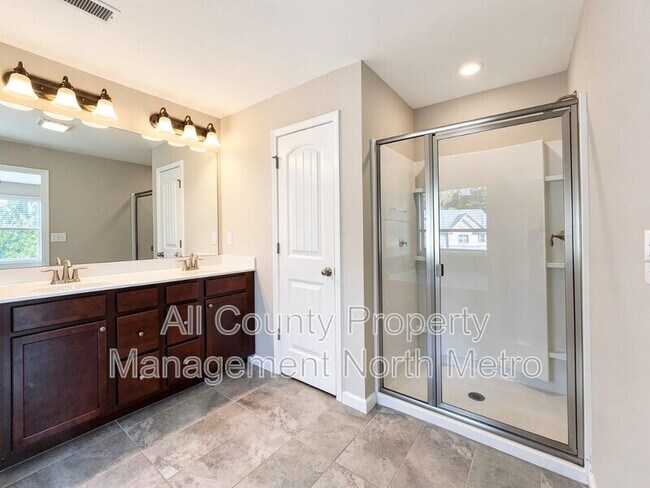 Building Photo - 7250 Heritage Oak Ct