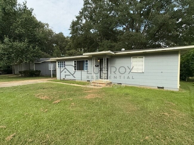 Building Photo - 3030 Oak Forest Dr
