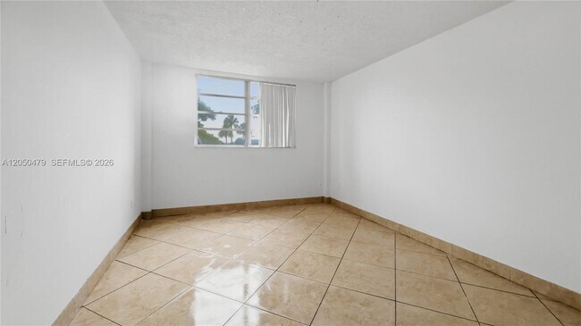 Building Photo - 16450 Miami Dr