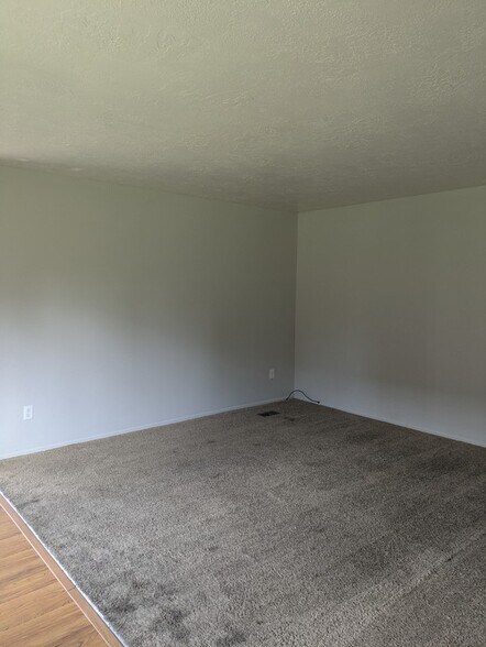 Building Photo - 4960 S 425 W
