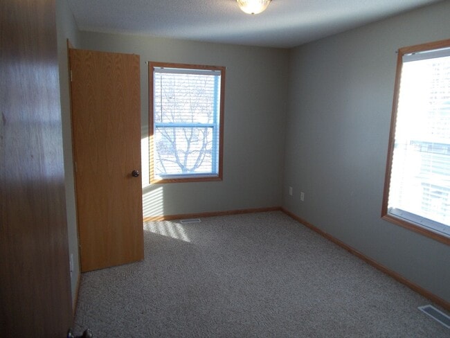Building Photo - 3 Bedroom, 1 Bathroom Home.
