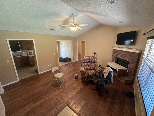 Building Photo - 3-Bed, 2-Bath Home in Central Springdale - Fully Fenced in Backyard and 2x Car Garage!