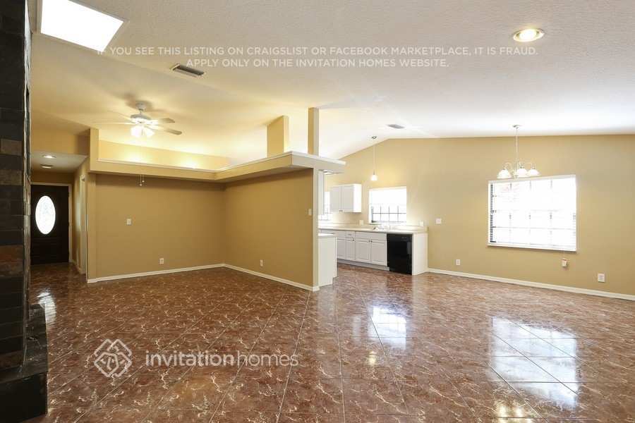 Building Photo - 327 80th Ave NE