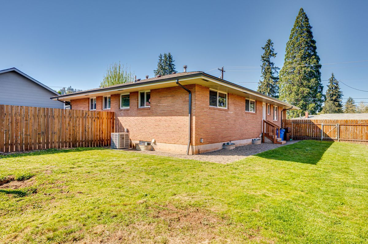 Building Photo - 634 NE 19th Ave