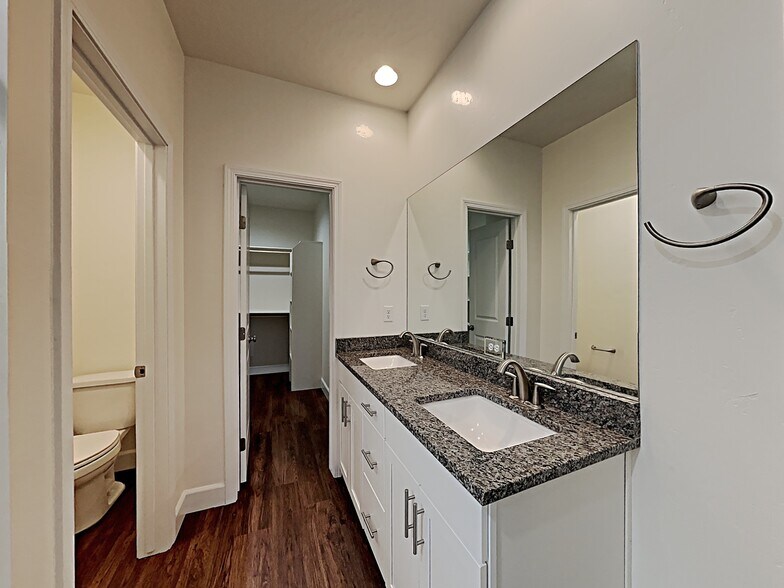 Building Photo - 400 E Sicily Dr