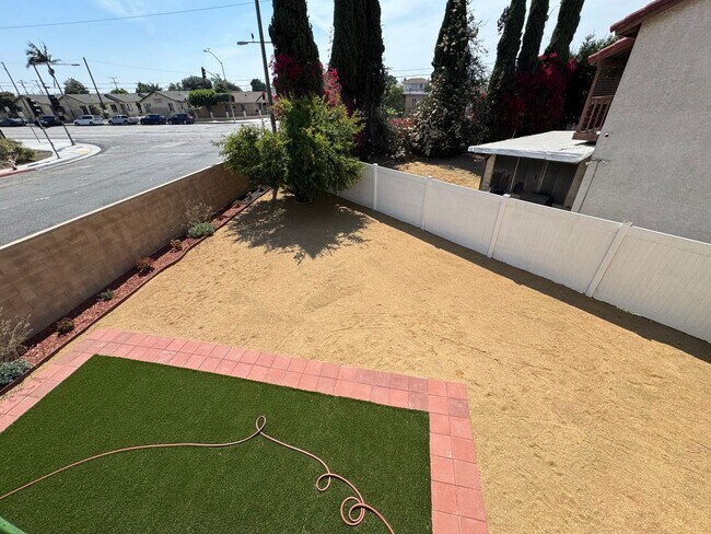 Building Photo - Move in Ready - Spacious 3 bed 2 bath Upda...