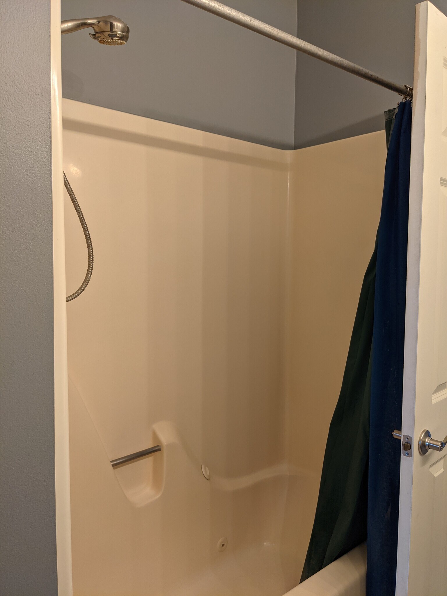 Tub/shower - 4496 Maryland Ave