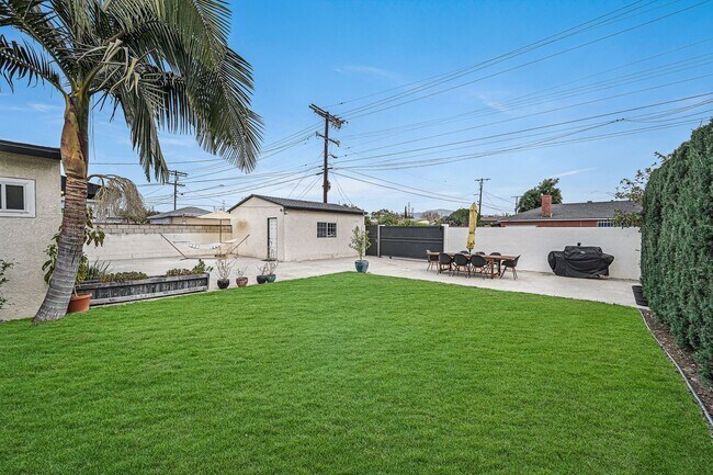 Building Photo - A beautiful  home in North Hollywood is no...