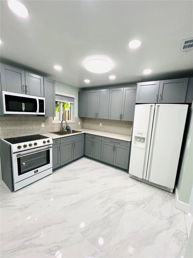 Building Photo - 10370 SW 174th Terrace