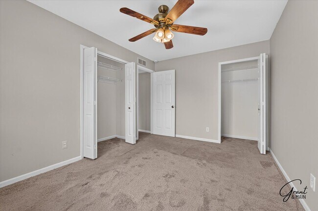 Building Photo - $1295 2 bedroom upper condo