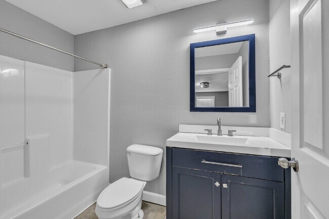 Building Photo - Sleek Highland Park Unit – Great Location,...