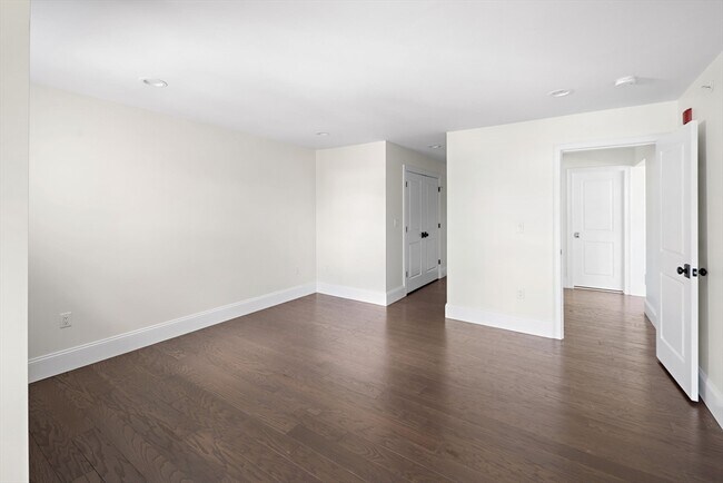Building Photo - 19 Lily Pond Ln