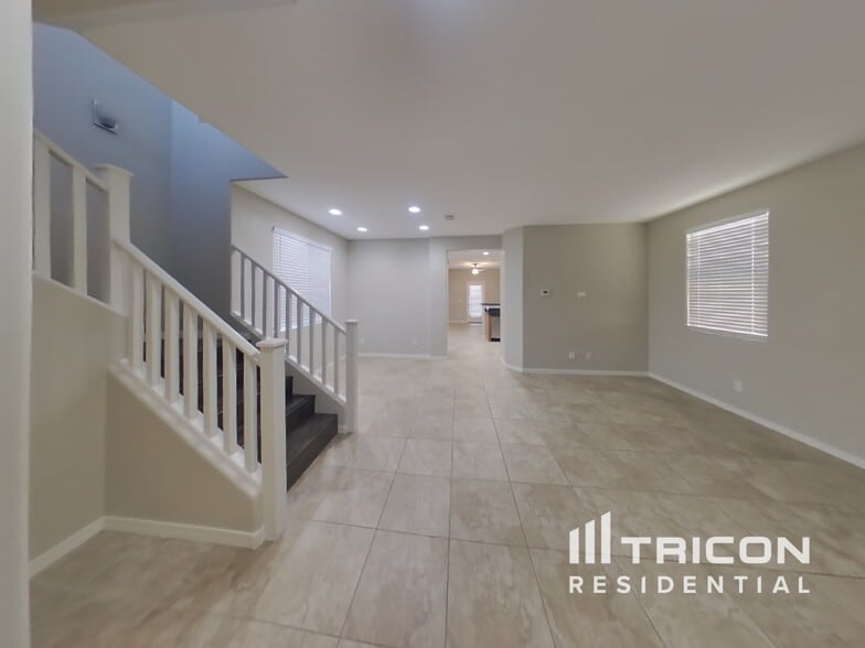 Building Photo - 429 N 119th Dr