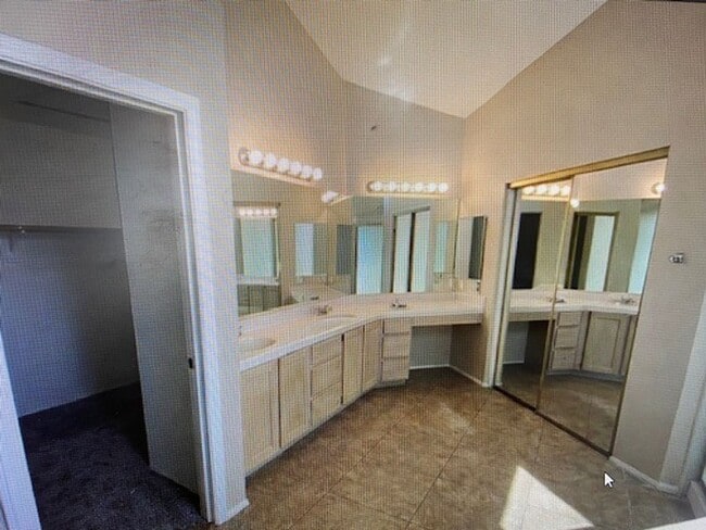 Building Photo - 2640 Ohio Ct