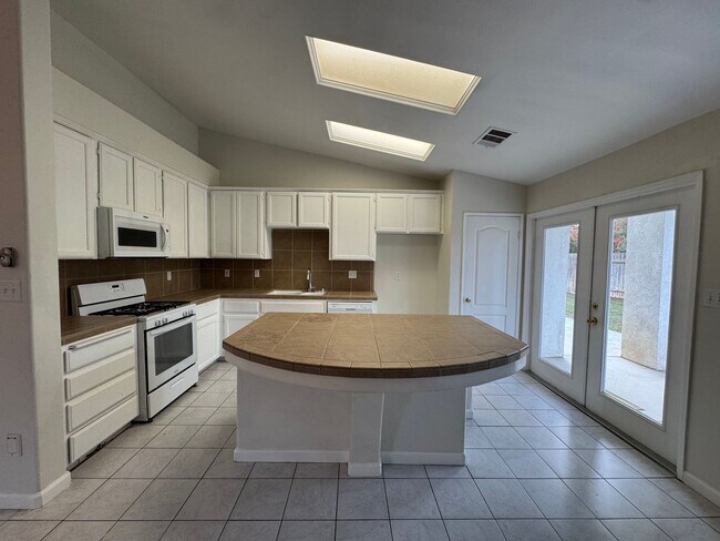 Building Photo - Spacious SW Bakersfield home!