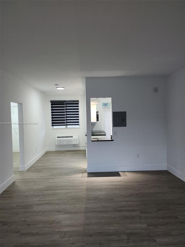 Building Photo - 2101 Normandy Dr