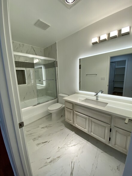 master bathroom - 910 S Bedford St