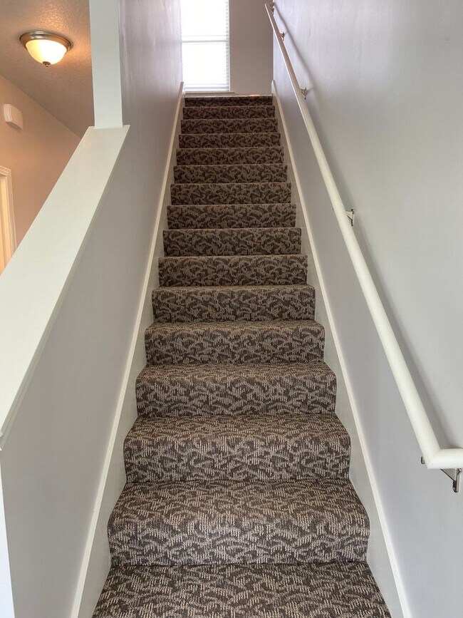 Building Photo - Pre-Leasing Now: Comfortable 3-Bedroom, 2.5-Bath Home in Oak Woods!