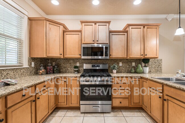 Building Photo - 994 E Winding Creek Dr