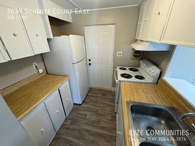 Building Photo - 3639 Schmitt Ct E