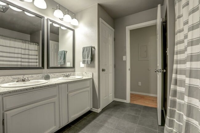 Building Photo - Downtown Redmond, 2 Bed Condo unit