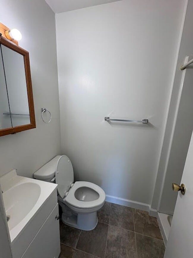 Building Photo - Three Bed One and Half Bath