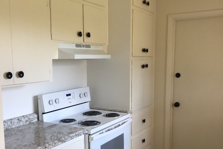 Newer Stove, sink , countertops, Refrigerator - 11152 108th Ln